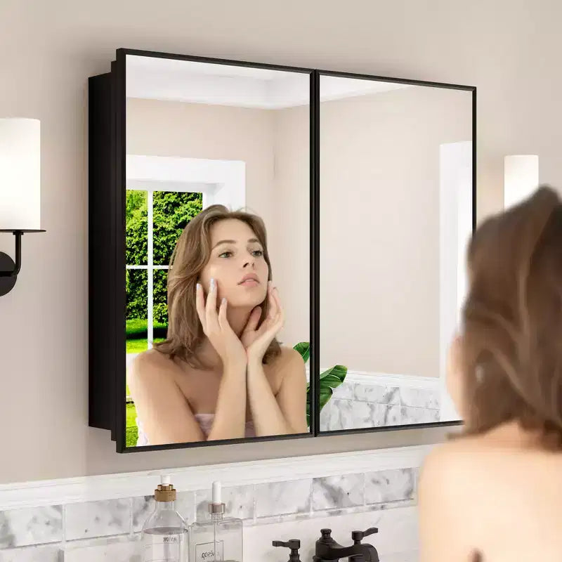 Armadietto a specchio per il bagno da incasso o da superficie, con ripiani regolabili in vetro temperato e anta reversibile